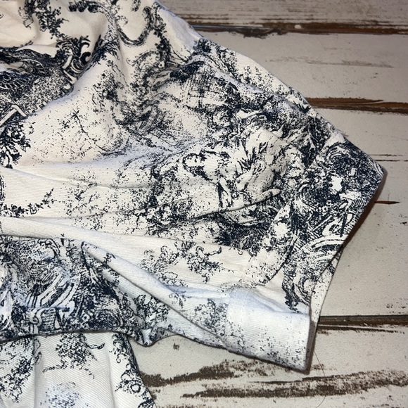 Ladies Entro brand toile white and navy v neck blouse - Picture 4 of 12